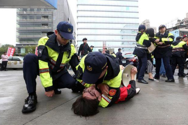 圖為台灣警察，紀律部隊壓倒的不只示威者，也壓倒了自己的夢想。 Credit: Yahoo